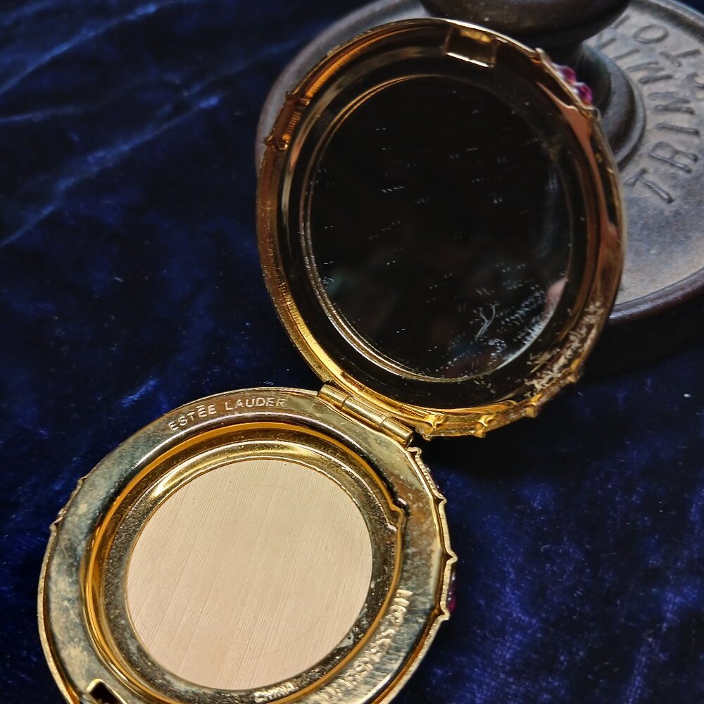 Estee Lauder 2011 Pink Ribbon Compact - Picture 3 of 5